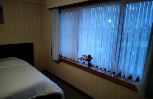 Vrasene House | Hi.nIt's family house with rooms , private room wifi shared kitchen,WC , douche.