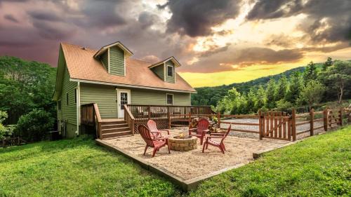 Gerton House | Hickory Nut Hideaway by AvantStay Mountain Views