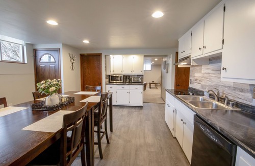 Ashwaubenon House | Hidden Gem! Beautiful Lower Level Townhome-1 mile from Lambeau