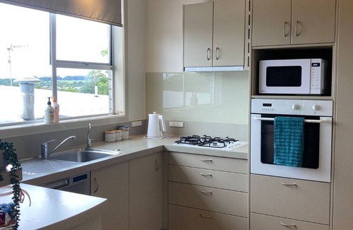 Waitara House | Hidden Gem on the hill - Beautiful modern unit suitable for families. n