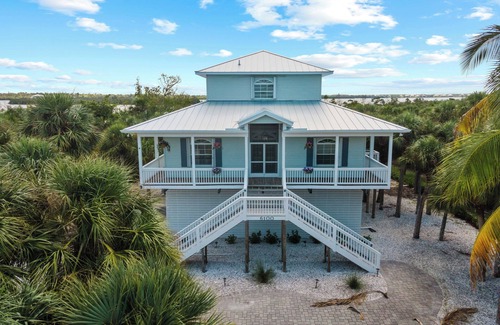 Palm Island House | Hidden Gem, peaceful and private tropical vacation home with a water overlook