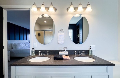Normal House | HIDDEN OASIS- Heated pool, theater, modern amenities and sleeps 14+