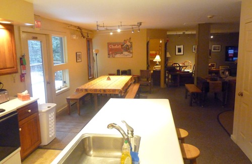 Killington House | Hideaway Chalet-Sleeps 24 Perfect location 2min to ski slopes HOT TUB