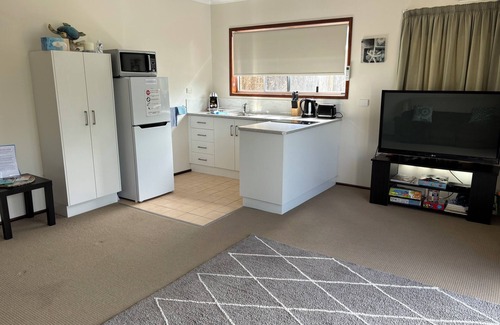 Hideaway Bay Cottage | Hideaway Reef Cottage semi detached walking distance to beautiful beach.