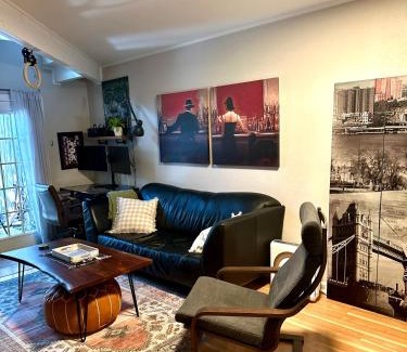 Turtle Creek Apartment | HiFi Sound & Comfort - Uptown Dallas/2-story loft