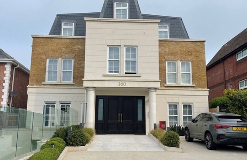 Chigwell Apartment | High End 1 BR Apt, 2 Beds Desirable Chigwell