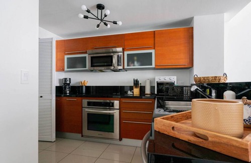Downtown Miami Apartment | High-end & Chic in DWTN Miami 1BR Bayside Condo close to FTX Arena