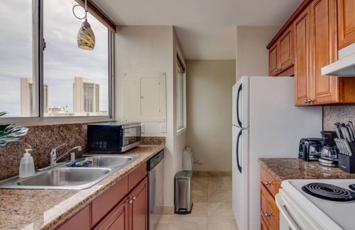Diamond Head - Kapahulu - St. Louis Condo | High Floor 1 BR with in Unit Washer Dryer in Waikiki, Tandem Parking Included, Close to Beach