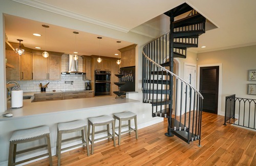 Lupton City House | High Hideaway-Stunning Views! May is for LOVERS❤️. 50% Off Flash Sale for TWO.