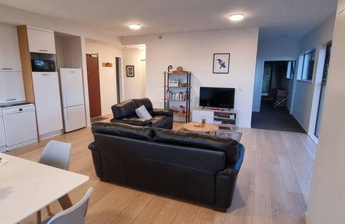 Wellington House | High-quality guesthouse minutes from everywhere! Breakfast included!