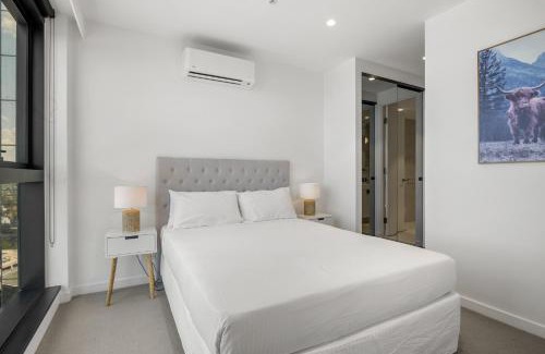 Box Hill Apartment | High-Rise 3-Bed Apartment with Premium Amenities