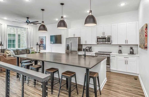 Greenwood House | Highland Station Private Rooftop, Sleeps 14