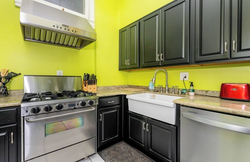 Cherokee Triangle House | Highlands 8 Bedroom 3B Bath w/13 Beds Sleep 18! + Fire Pit Pool Table