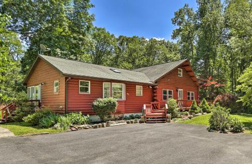 East Stroudsburg House | Hike and Ski Log Cabin in East Stroudsburg!