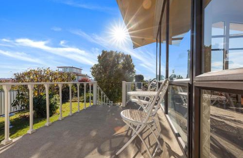 Maungatapu House | Hill Top House - Tauranga Holiday Home