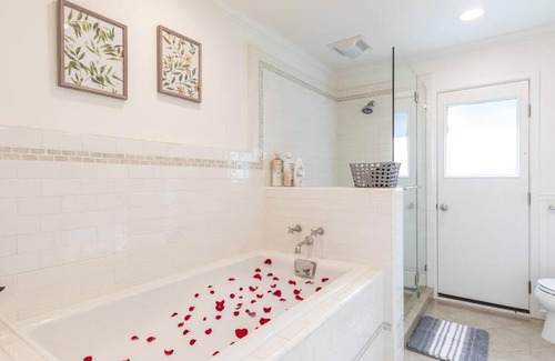 Country Club House | Hillside Haven: Bayview Pool & Hot Tub