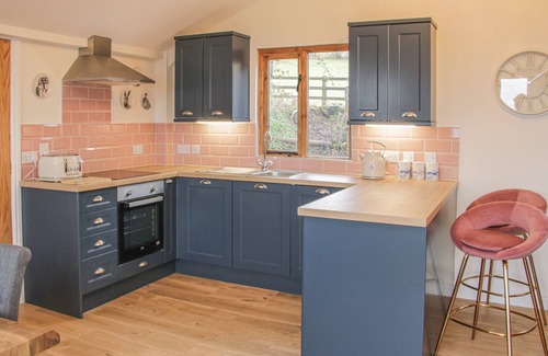 Farden Cottage | HILLSIDE LODGE, pet friendly, with hot tub in Ludlow