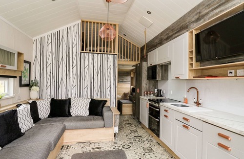 Llandrindod Wells Cottage | HILLSIDE LODGE, with hot tub in Rhayader