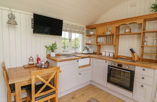 Rhayader Apartment | Hillside View Shepherds Hut Sleeps 2
