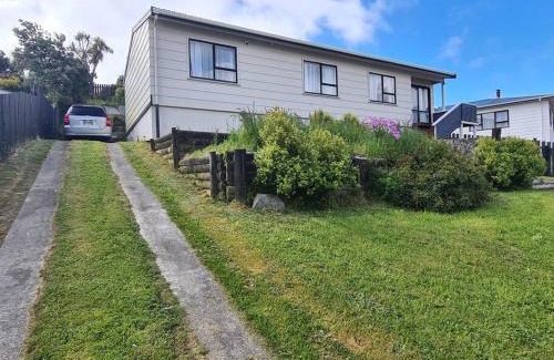 Porirua House | Hilltop Blue Sky House