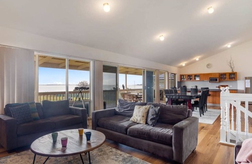 Nangkita House | Hindmarsh Hideaway- Waterfront, pet friendly, NBN,