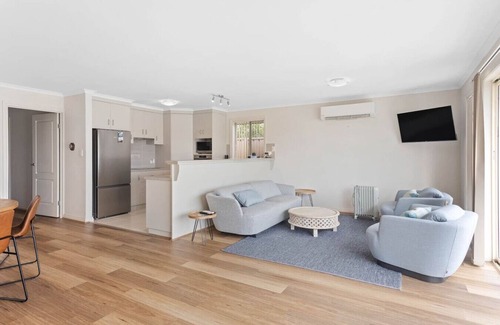 Nangkita House | Hindmarsh Island - Pelicans on Parade