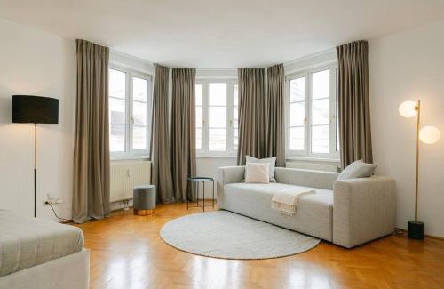 Wieden Apartment | Hip APT perfect for 4 or 6, great district, metro