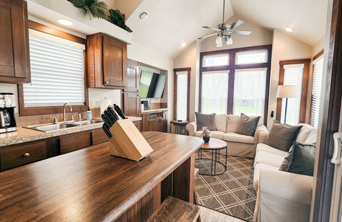 Staples Cabin | Hip Cabin w/Deck by San Marcos River!