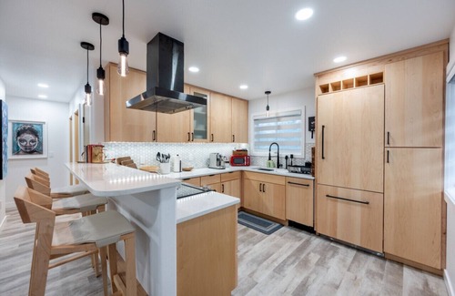 Douglas Apartment | Hip, Modern 3 bedroom Apt