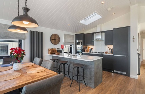 Penally Ski Chalet | Hiraeth - Luxury Lodge, Hot Tub, Close to Beach