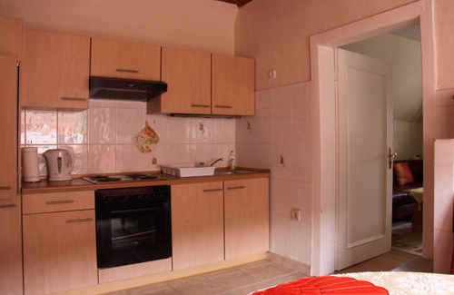 Rinteln Apartment | Hist. Half-timbered house from 1571, despite center quiet living, animals allowed