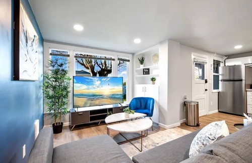 Everett Apartment | Historic 2 BR apartment in Everett, WA, sleeps 6. Includes a FREE reserved parking spot! Remodeled with A/C, W/D, and full kitchen. Minutes from Arena, Medical Center, and Naval Station.