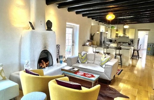 Northeast Santa Fe House | Historic adobe Downtown Compound for Large Groups, Walk to Plaza