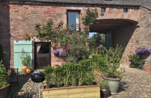 Welton House | Historic converted byre in courtyard of 16C house