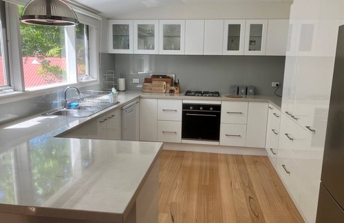 Warburton Cottage | Historic Cottage 4 Riverside Dve. Pet friendly, flat fenced yard on the River.