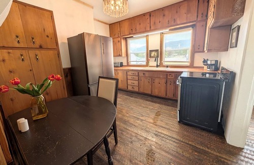 Stevensville House | Historic cottage in Stevensville with views of the mission mountains.