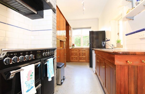 New Town Villa | Historic English Manor in New Town | Euro-Inspired | Free Parking | Near Hobart”