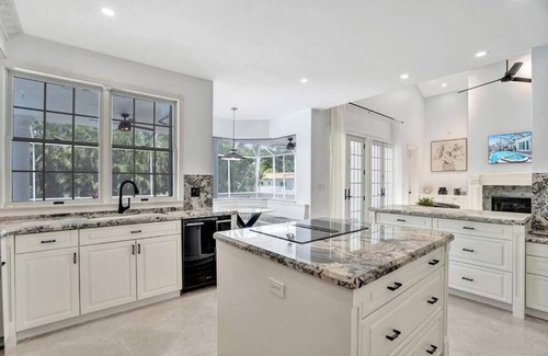 Hollywood Lakes Villa | Historic Hollywood Mansion 5 Minutes to the Beach 6BR 5-Bath