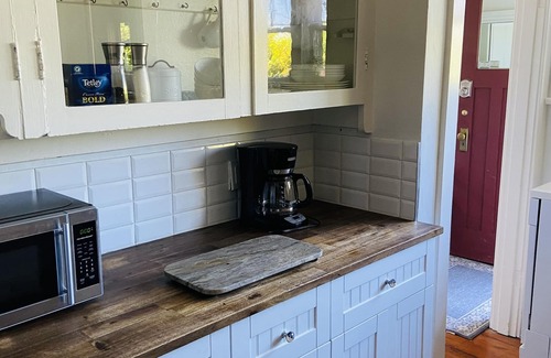 Booktown House | Historic Home. Classic Charm, Modern Amenities, Gardens, Parking+