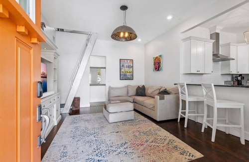 Downtown House | Historic Laurel Park Home with Retro Guest Cottage