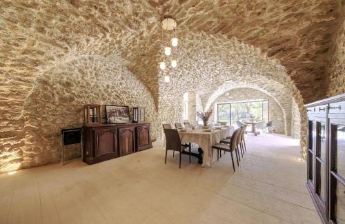 La Tour-d'Aigues House | Historic Mansion In Provence Vineyards