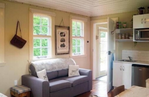 Danseys Pass House | Historic School in rural Oamaru with farm animals and outdoor baths