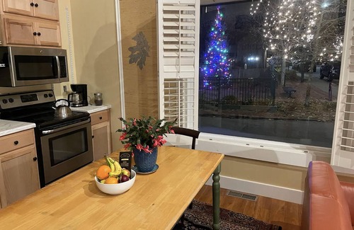 Warren Apartment | Historic Waterfront District., for lovers of art, restaurants, unique shops, nn