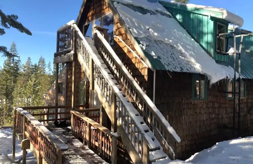 Norden House | Historical Cal Berkeley Ski Lodge, walking distance from Sugar Bowl Ski Resort!