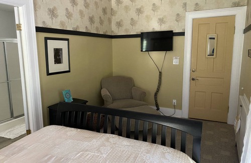 South Haven Bed & Breakfast | Historical Monroe Manor - Beechwood Room