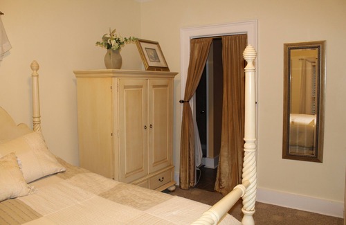 South Haven Bed & Breakfast | Historical Monroe Manor - Magnolia Room