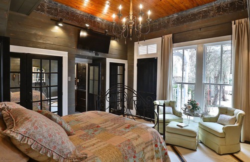 Sayles Blvd. Area Bed & Breakfast | Historical Sayles Blvd close to downtown and colleges