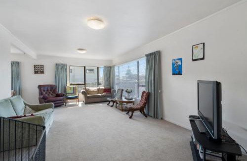 Waitarere Beach House | Hit The Beach - Waitarere Beach Holiday Home