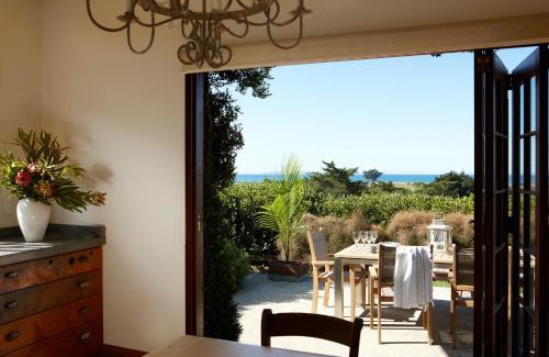 Pataua Villa | Hiwi at Tahi - luxury bungalow with seaviews