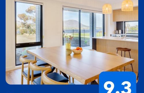 Austins Ferry House | Hobart Luxury Waterfront Retreat 4BR Award-Winning Stay